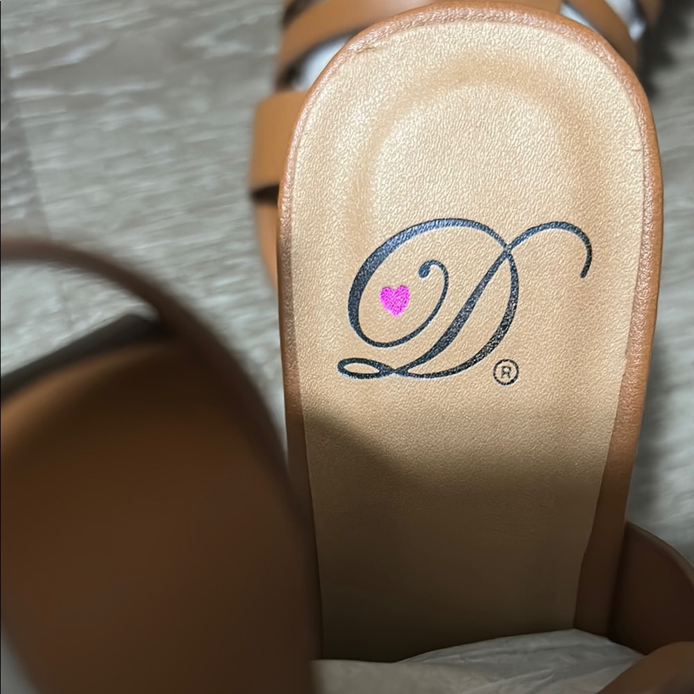Delicious Tan Heels with Open-Toe Design - Picture 2 of 9